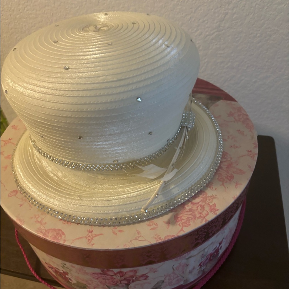 Great ladies’ hat for Sunday.